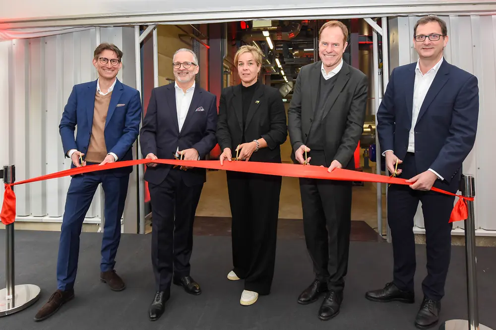 
Dr. Daniel Kleine, Carsten Knobel, Mona Neubaur, Dr. Stephan Keller und Julien Mounier bei der Eröffnung der Energiezentrale für das Fernwärme-Projekt von Henkel und den Stadtwerken (v.l.n.r.)
Copyright: Steffen Hauser