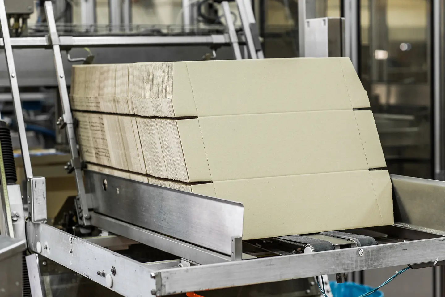 
Im Henkel Packaging Recyclab in Düsseldorf werden Formulierungen und Verpackungsdesigns nach anerkannten Protokollen wie Cepi/4evergreen und der CHI-Methodik getestet. 