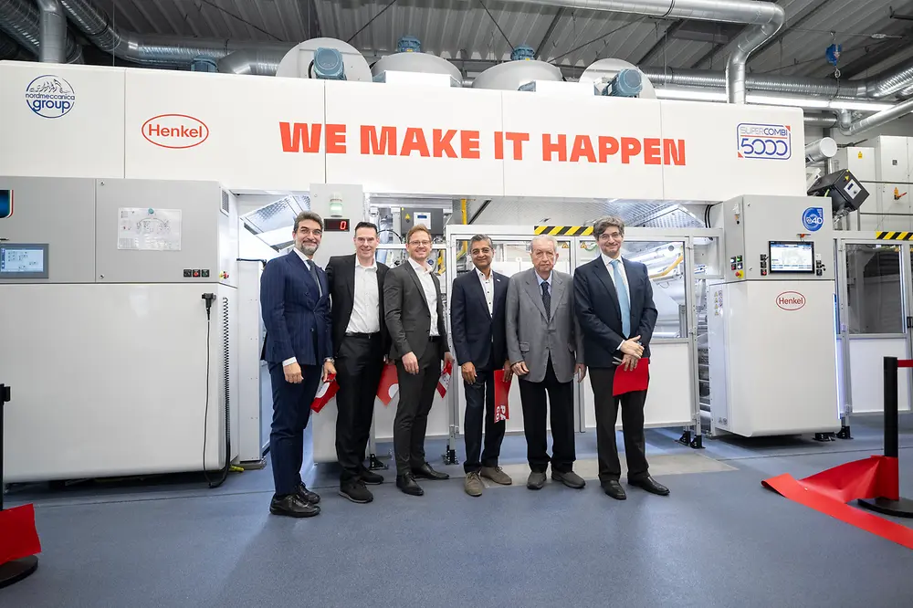 
Eröffnung des Packaging Competence Center (von links nach rechts): Vincenzo Cerciello – Nordmeccanica; Kai Ethner, Dirk Martin und Rajat Agrawal – Henkel; Antonio Cerciello und Alfredo Cerciello – Nordmeccanica