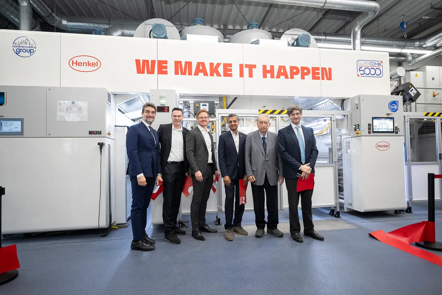 
Eröffnung des Packaging Competence Center (von links nach rechts): Vincenzo Cerciello – Nordmeccanica; Kai Ethner, Dirk Martin und Rajat Agrawal – Henkel; Antonio Cerciello und Alfredo Cerciello – Nordmeccanica