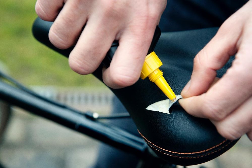 Mit Pattex 100% Multi-Power-Kleber den Fahrradsattel wieder fitmachen.