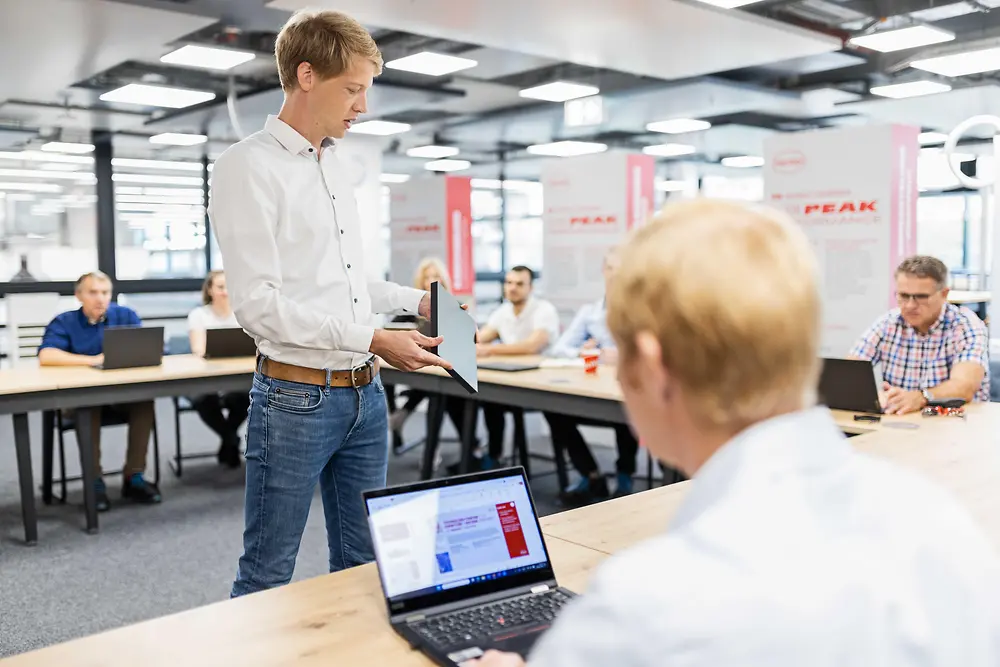 
Henkel nutzt die Anlagen für Fehleranalysen, Produktdemonstrationen, Technologievergleiche und Troubleshooting-Workshops. Kundenvertreter kommen ins Labor, reproduzieren mit den Spezialisten das Fehlerbild an der Anlage und erarbeiten gemeinsam die Parameteranpassung direkt vor Ort. 