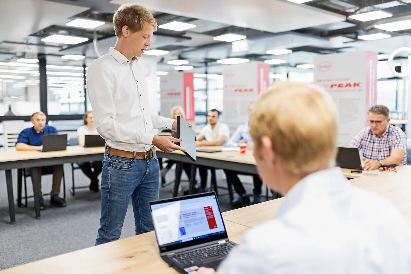 
Henkel nutzt die Anlagen für Fehleranalysen, Produktdemonstrationen, Technologievergleiche und Troubleshooting-Workshops. Kundenvertreter kommen ins Labor, reproduzieren mit den Spezialisten das Fehlerbild an der Anlage und erarbeiten gemeinsam die Parameteranpassung direkt vor Ort. 
