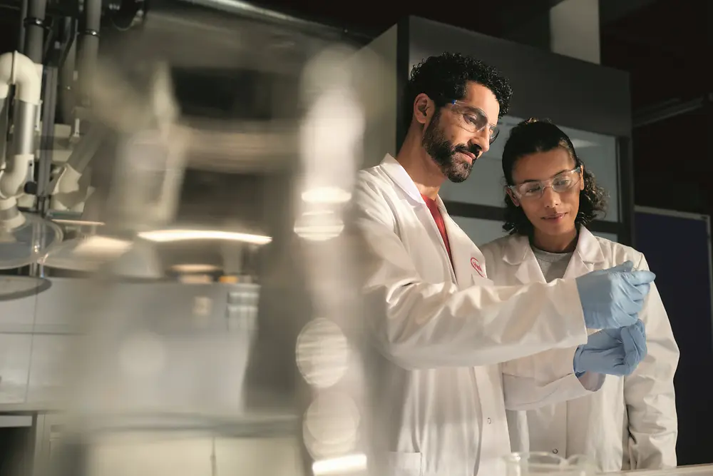 Eine junge Chemikerin arbeitet in einem Labor