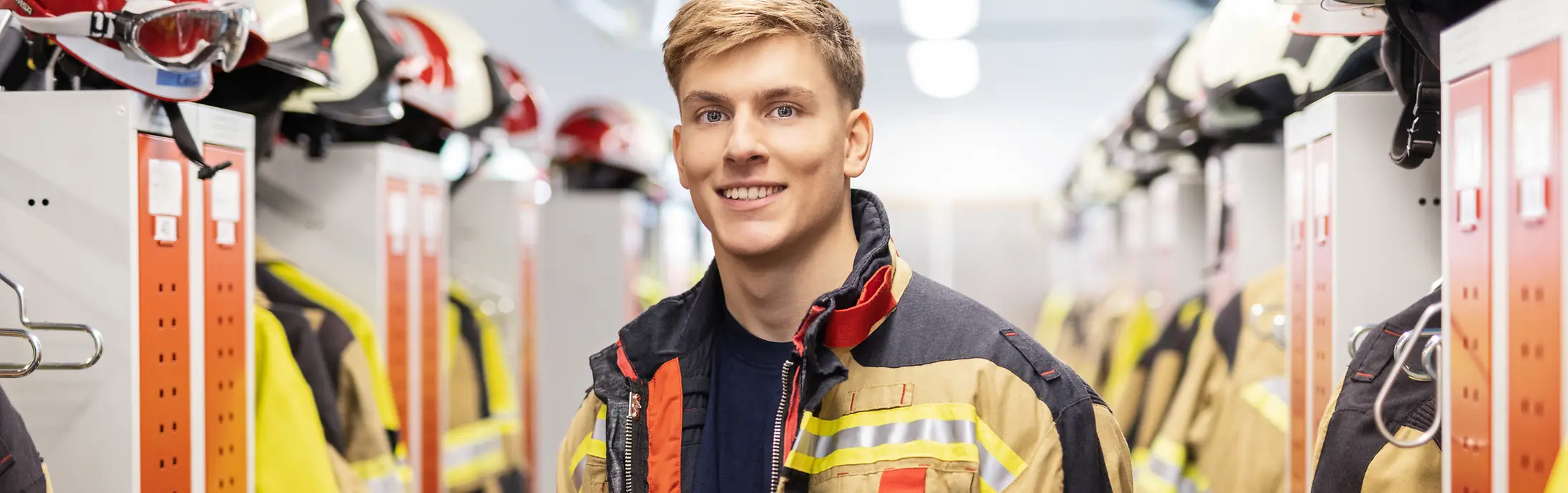Ein junger Feuerwehrmann steht vor der Kamera