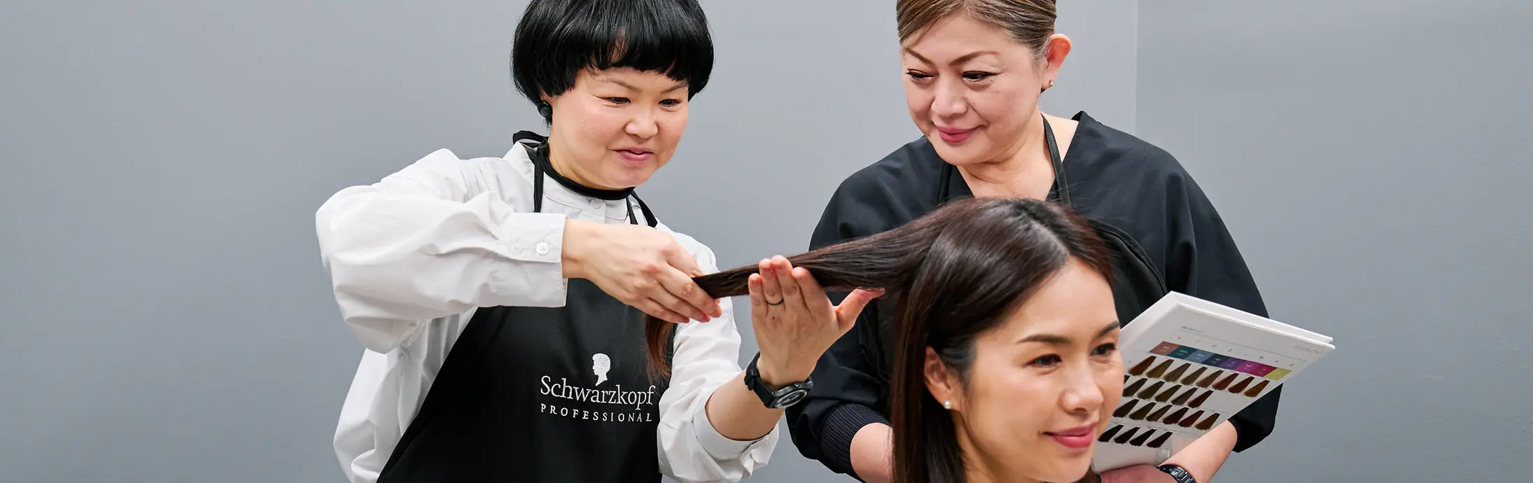Eine junge Frau arbeitet als Friseurin