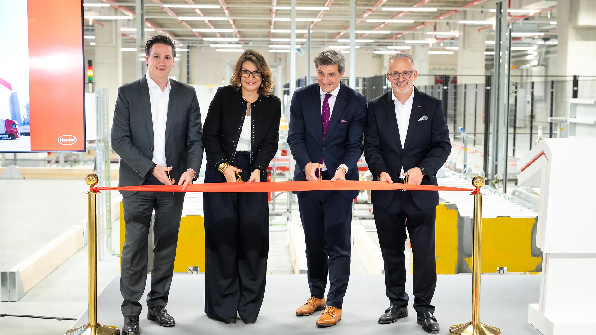 
Wolfgang König, Henkel-Vorstand für Consumer Brands, Sylvie Nicol, Mitglied des Henkel-Vorstands und zuständig für Personal, Infrastruktur und Nachhaltigkeit, Christian Zaum, Wirtschaftsdezernent der Landeshauptstadt Düsseldorf und Carsten Knobel, Vorsitzender des Vorstands von Henkel bei der Eröffnung des erweiterten Hochregallagers (v.l.n.r)
