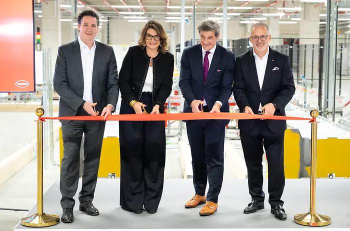 
Wolfgang König, Henkel-Vorstand für Consumer Brands, Sylvie Nicol, Mitglied des Henkel-Vorstands und zuständig für Personal, Infrastruktur und Nachhaltigkeit, Christian Zaum, Wirtschaftsdezernent der Landeshauptstadt Düsseldorf und Carsten Knobel, Vorsitzender des Vorstands von Henkel bei der Eröffnung des erweiterten Hochregallagers (v.l.n.r)