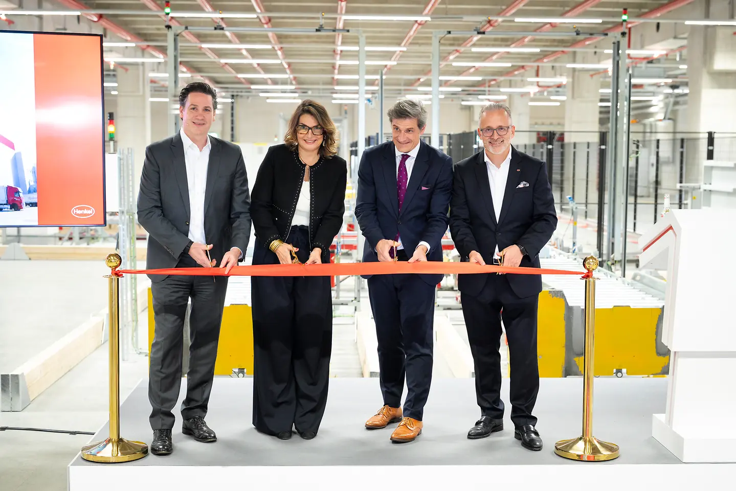 
Wolfgang König, Henkel-Vorstand für Consumer Brands, Sylvie Nicol, Mitglied des Henkel-Vorstands und zuständig für Personal, Infrastruktur und Nachhaltigkeit, Christian Zaum, Wirtschaftsdezernent der Landeshauptstadt Düsseldorf und Carsten Knobel, Vorsitzender des Vorstands von Henkel bei der Eröffnung des erweiterten Hochregallagers (v.l.n.r)