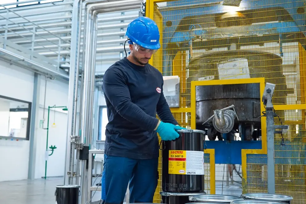 
24 Tonnen des Hochleistungs-Klebstoffes Loctite EA 9497 verbinden Stein und Stahl und sorgen für eine langfristige strukturelle Stabilität.