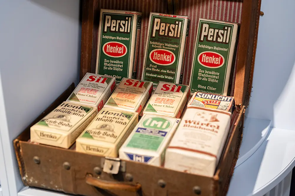Koffer mit Historische Schätze aus 150 Jahren Henkel