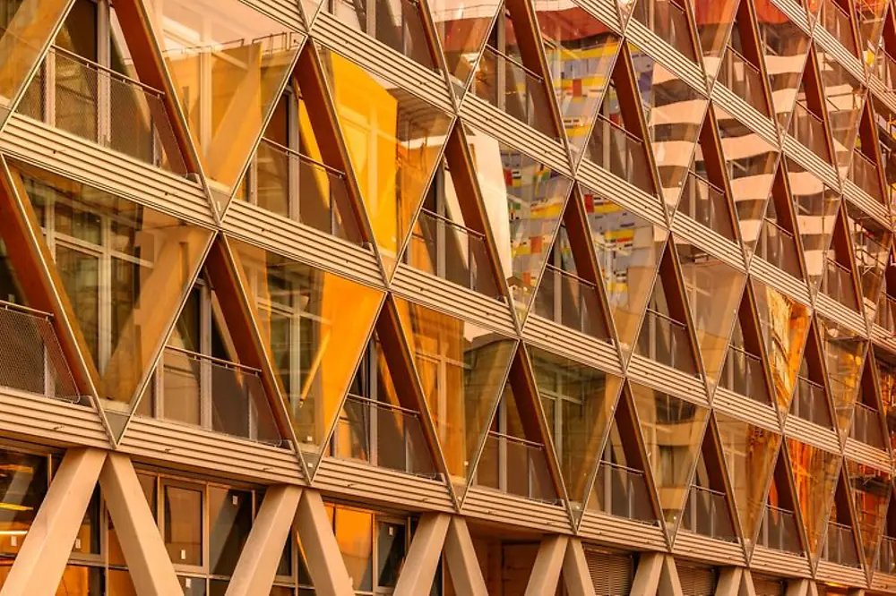 Detailansicht der modernen Gebäudefassade vom The Cradle in Düsseldorf. 