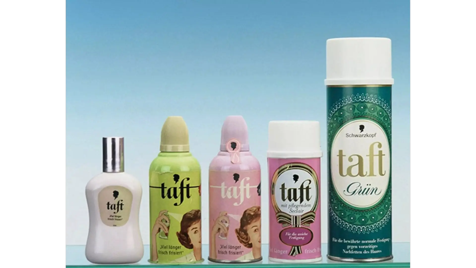Verschiedene historische Taft-Haarstylingprodukte vor blauem Hintergrund.