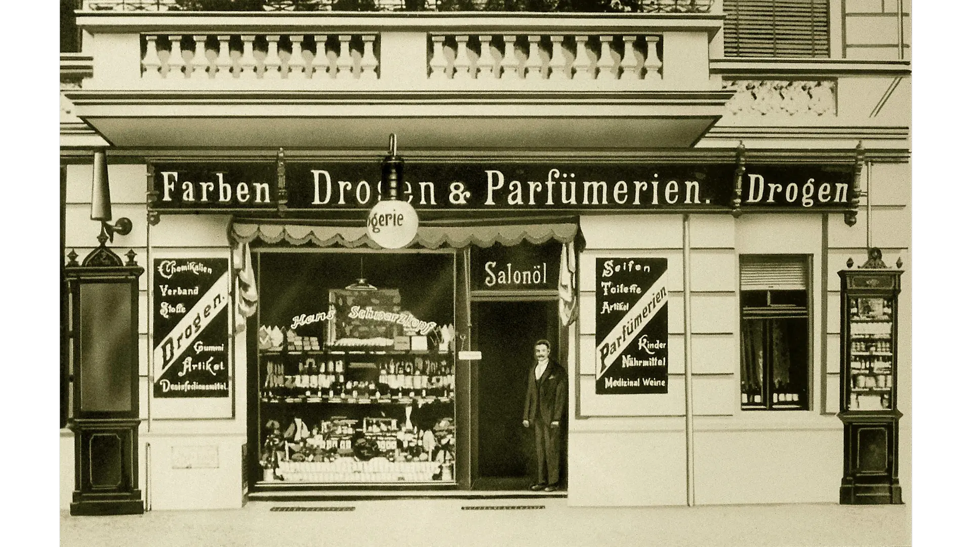 Schwarz-weiß Bild von Hans Schwarzkopfs Handelsgeschäft in Berlin-Charlottenburg