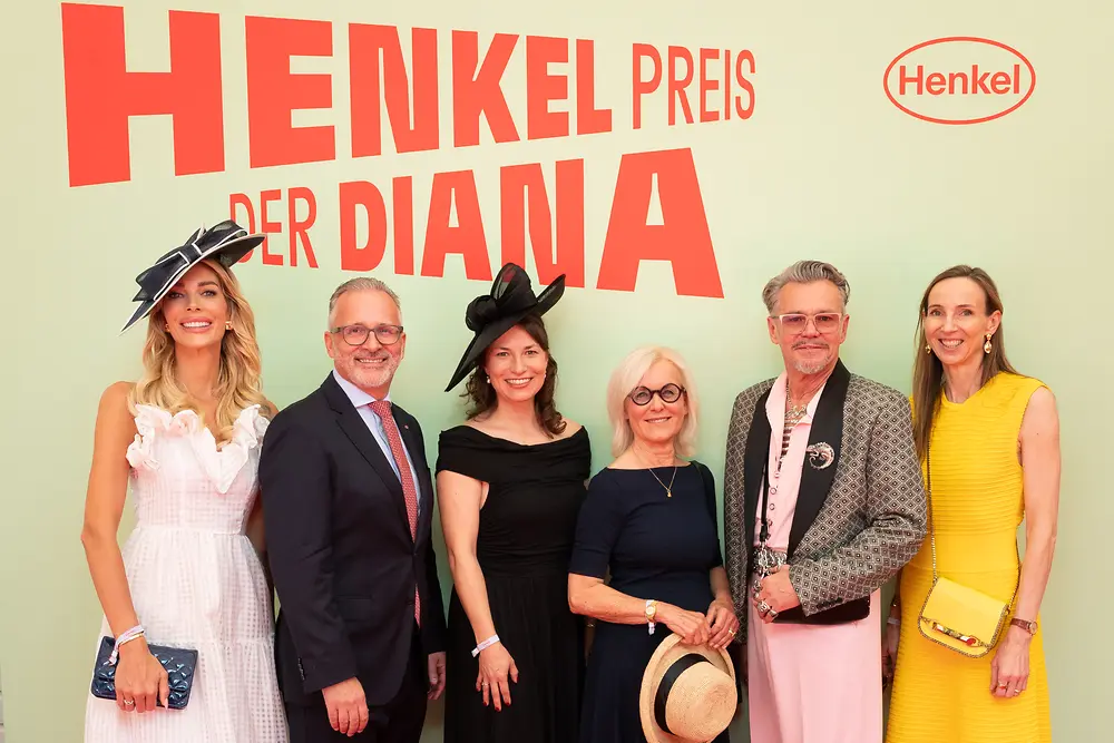 
In der Jury des Syoss-Hut-Wettbewerbs saßen Model Annika Gassner, Carsten Knobel, Vorstandsvorsitzender von Henkel, Meike Folkerts, Erste Beigeordnete und Stadtkämmerin der Stadt Neuss, Journalistin Dagmar Haas-Pilwat, Kostümdesigner und Theatermacher Hazy Hartlieb sowie Dr. Simone Bagel-Trah, Aufsichtsratsvorsitzende und Vorsitzende des Gesellschafterausschusses von Henkel (von links).