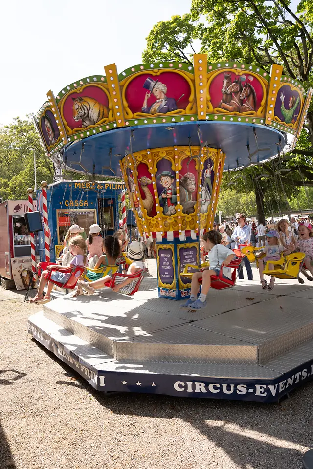 
Besonders beliebt war das Kinderkarussell.