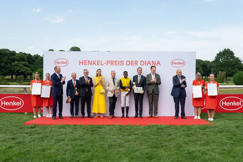 
Siegerehrung: Der Henkel-Preis der Diana 2026 geht an Jockey Eduardo Pedroza und die Stute Soreanga.
Foto: Daniel Koke