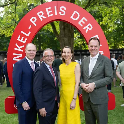 
Dr. Alexander Bethke-Jaenicke, Carsten Knobel, Dr. Simone Bagel-Trah und Dr. Stephan Keller im Führring (von links)
Foto: Daniel Koke