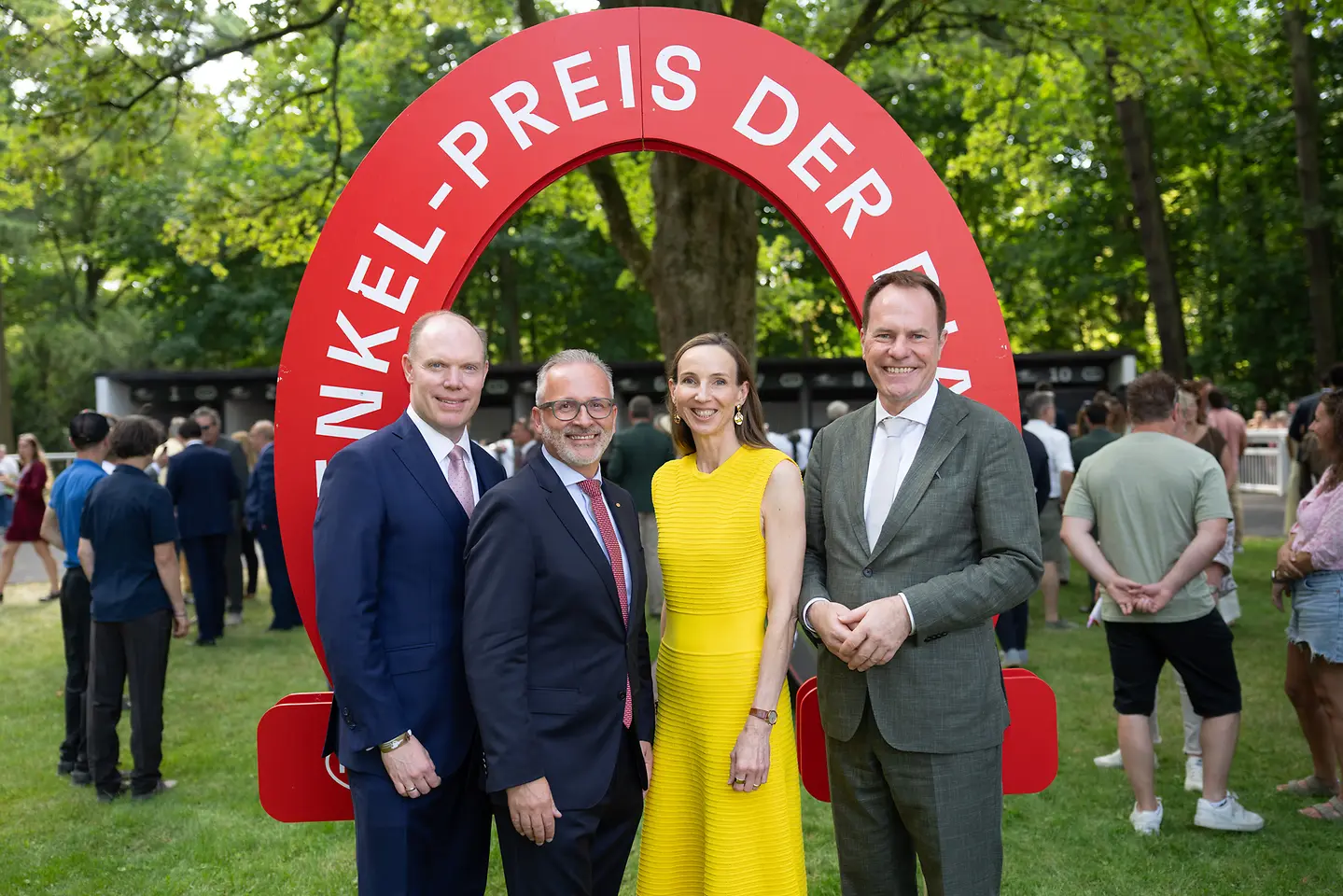 
Dr. Alexander Bethke-Jaenicke, Carsten Knobel, Dr. Simone Bagel-Trah und Dr. Stephan Keller im Führring (von links)
Foto: Daniel Koke