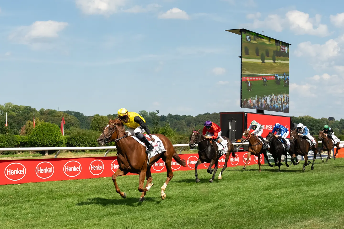 
Jockey Eduardo Pedroza auf der Stute Soreanga beim Hauptrennen um den Henkel-Preis der Diana.
Foto: Daniel Koke