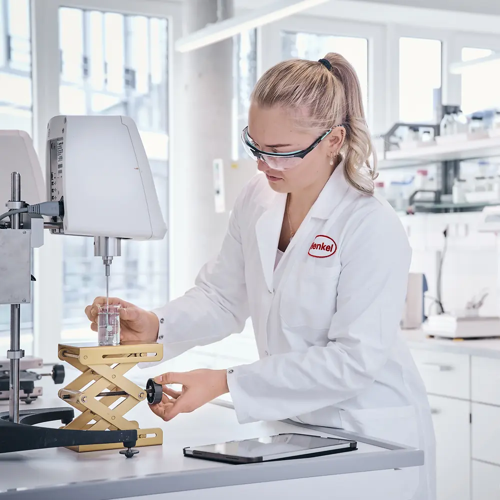 Eine Forscherin im Haarlabor analysiert Haarsträhnen. 