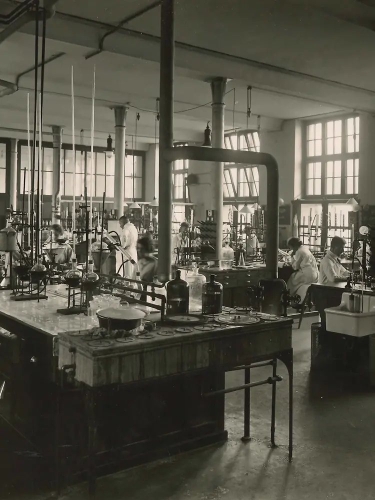 Historisches Laborarbeit bei Henkel.