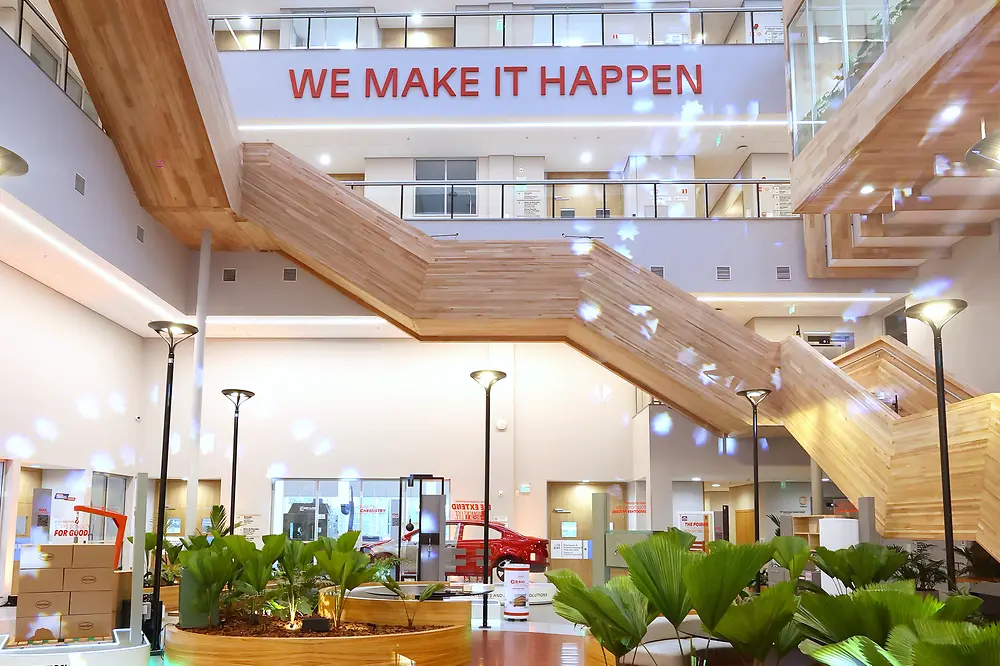 Ein Blick ins Gebäude und den Treppenaufgang im Inspiration Center Jundiaí.