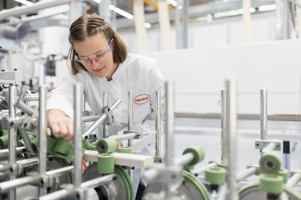 
Zwei Henkel-Techniker prüfen im Labor die Verklebungsqualität einer kantenbeschichteten Möbelplatte. Bei der Kantenanleimung müssen Klebstoff, Kante und Trägermaterial zuverlässig zusammenspielen, um eine dauerhaft stabile Verbindung zu gewährleisten.