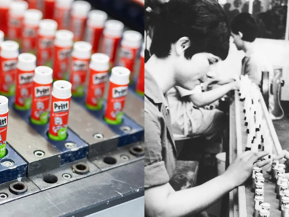 Aktuelle und historische Darstellung der Pritt-Produktion. Links Pritt-Klebestifte auf einem Förderband, rechts Mitarbeitende an einer Produktionslinie in einer historischen Schwarz-Weiß-Aufnahme.
