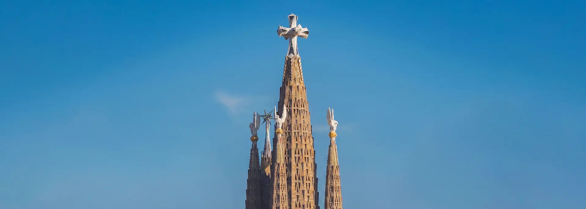 Die höchsten Türme der Sagrada Família vor blauem Himmel