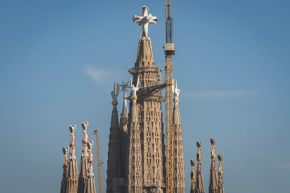 Die höchsten Türme der Sagrada Família vor blauem Himmel