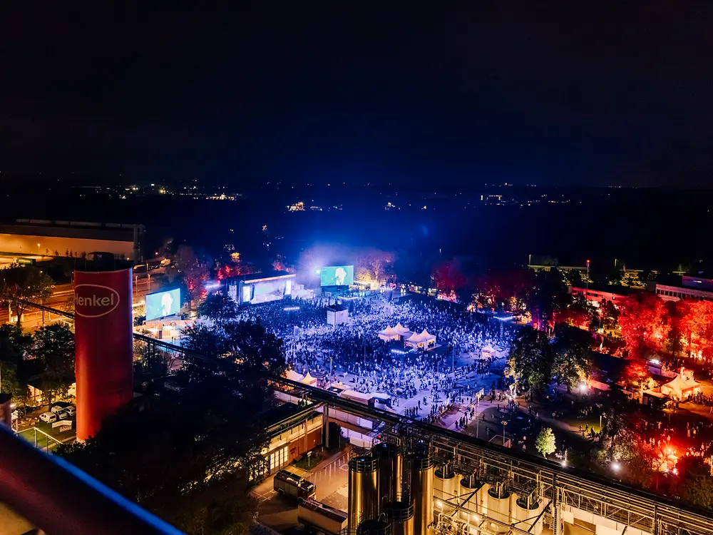
Ein eigens für das Jubiläum konzipiertes Konzert mit bekannten deutschen Künstlerinnen und Künstlern bildet den Höhepunkt des Tages.