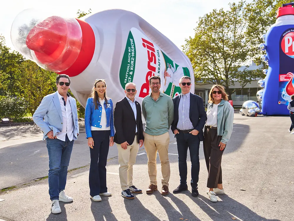 
Beim Rundgang über das Festivalgelände erkundeten Dr. Simone Bagel-Trah und der Henkel-Vorstand das Festival-Gelände (v.l.n.r. Wolfgang König, Dr. Simone Bagel-Trah, Carsten Knobel, Marc Dorn, Marco Swoboda, Sylvie Nicol)