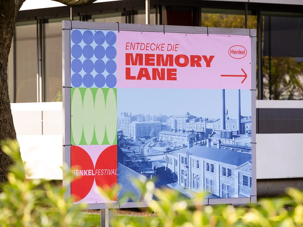 
Die „Memory Lane“ nahm die Besucher:innen mit auf eine Reise durch 150 Jahre Henkel-Geschichte.