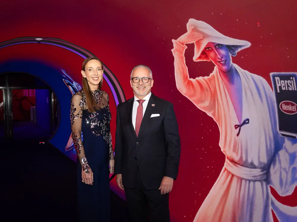 
Dr. Simone Bagel-Trah, Vorsitzende des Gesellschafterausschusses und des Aufsichtsrats von Henkel, und Henkel-CEO Carsten Knobel bei der Henkel-Gala zum 150-jährigen Unternehmensjubiläum.