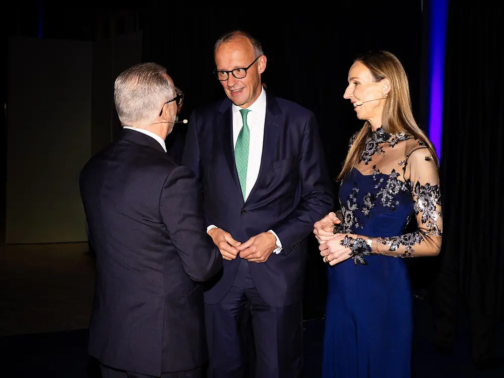
Bundeskanzler Friedrich Merz mit Henkel-CEO Carsten Knobel und Dr. Simone Bagel-Trah, Vorsitzende des Gesellschafterausschusses und des Aufsichtsrats von Henkel, bei der Henkel-Gala anlässlich des 150-jährigen Unternehmensjubiläums.