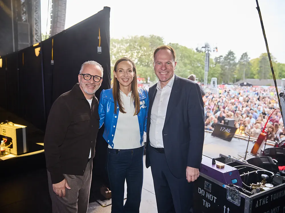 
Henkel-CEO Carsten Knobel, Dr. Simone Bagel-Trah, Vorsitzende des Gesellschafterausschusses und des Aufsichtsrats von Henkel, zusammen mit Düsseldorfs Oberbürgermeister Stefan Keller beim Henkel-Festival.
