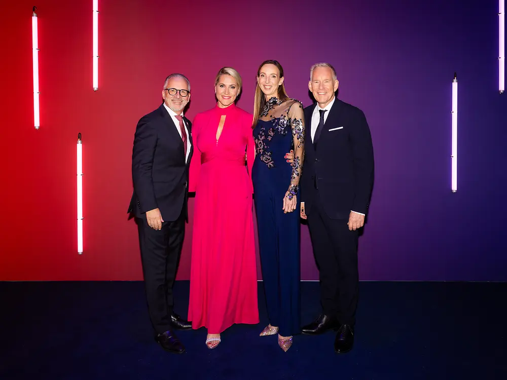 
Die Moderator:innen Judith Rakers und Johannes B. Kerner gemeinsam mit Dr. Simone Bagel-Trah, Vorsitzende des Aufsichtsrats und des Gesellschafterausschusses von Henkel, und Carsten Knobel, Vorstandsvorsitzender von Henkel, bei der Jubiläumsgala zum 150-jährigen Bestehen des Unternehmens.