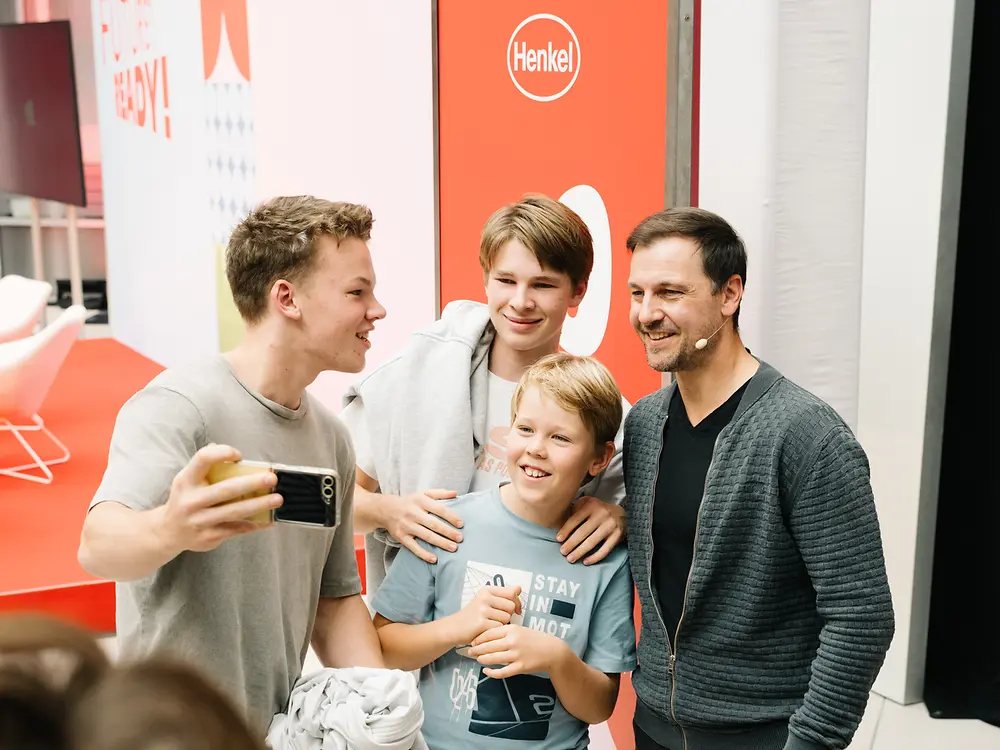 
Tischtennis-Legende Timo Boll gab beim Henkel-Festival Einblicke in seine Karriere und sprach über Leistung, Resilienz und persönliche Motivation.