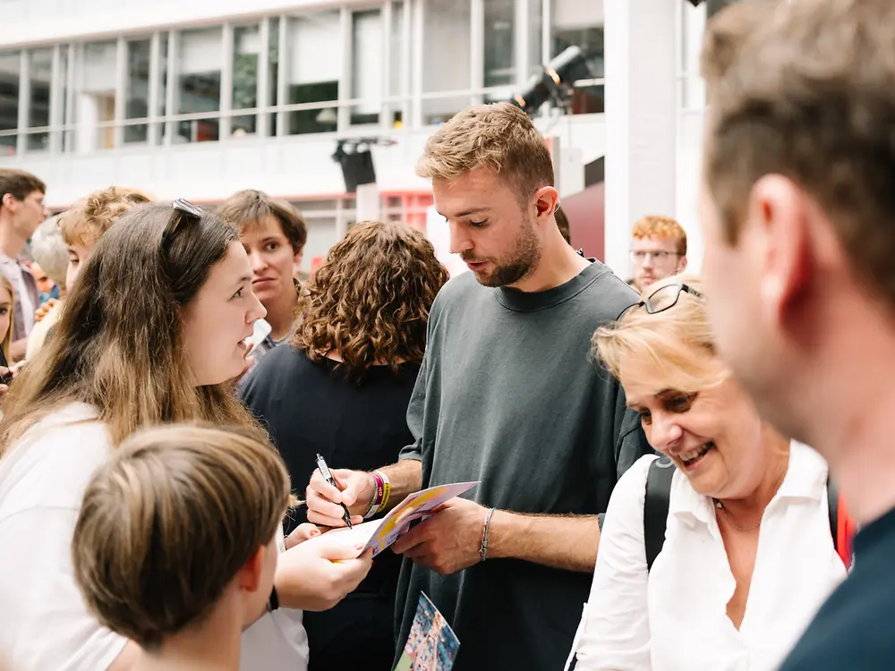 
Fußballweltmeister Christoph Kramer sprach beim Henkel-Festival über Teamgeist, Motivation und den Umgang mit Herausforderungen. 
