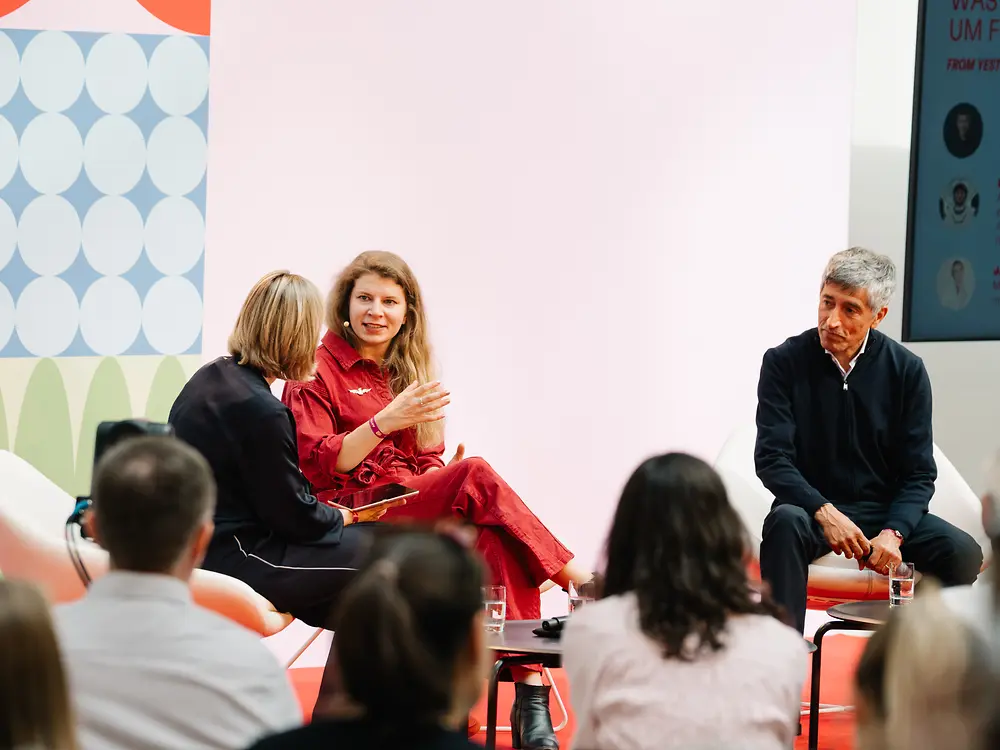 
Die Astronautin und Robotikforscherin Rabea Rogge und der Wissenschaftsjournalist Ranga Yogeshwar diskutierten beim Henkel-Festival über Zukunft, Innovation und die Rolle von Wissenschaft in der Gesellschaft.