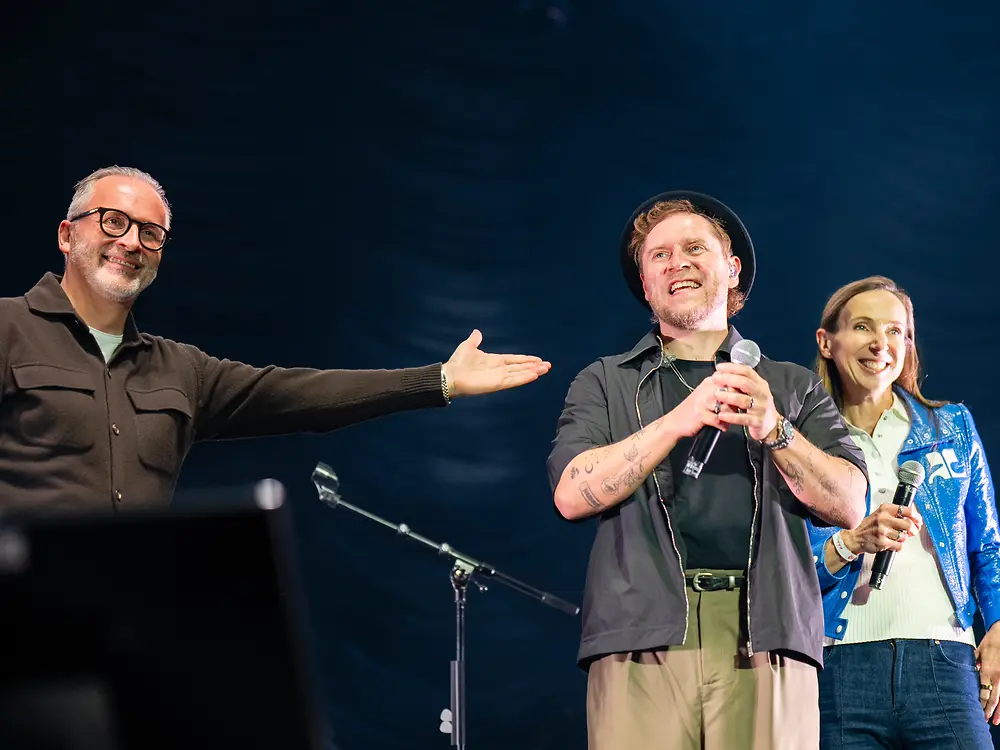 
Musiker Johannes Oerding mit Henkel-CEO Carsten Knobel und Dr. Simone Bagel-Trah, Vorsitzende des Gesellschafterausschusses und des Aufsichtsrats von Henkel, beim Henkel-Festival.
