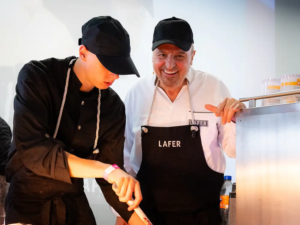 
Sternekoch Johann Lafer kreierte gemeinsam mit Henkel-Auszubildenden ein besonderes Dessert für die Festivalgäste.