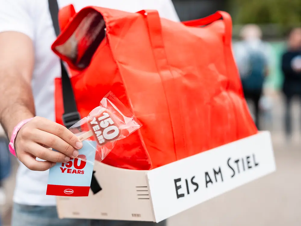 
Henkel-Jubiläumseis sorgte für Erfrischung beim Festival in Düsseldorf, das bei sommerlichem Wetter stattgefunden hat.