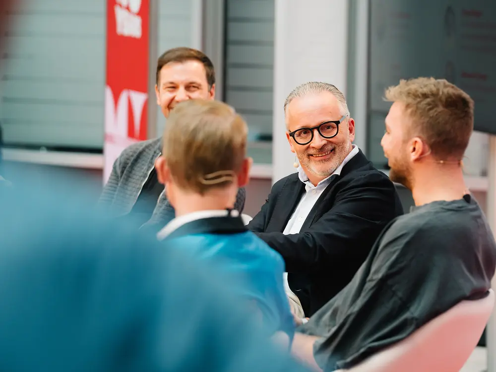 
Carsten Knobel, Vorstandsvorsitzender (CEO) von Henkel, im Gespräch mit Tischtennis-Legende Timo Boll, Fußballweltmeister Christoph Kramer und Henkel-Mitarbeiter Thomas Renger beim Henkel-Festival.