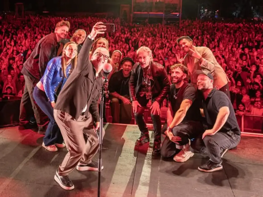 Selfie mit Carsten Knobel, Simone Bagel-Trah, Peter Maffay, Johannes Oerding, Nico Santos, Stefanie Heinzmann, Lea und weiteren Band-Mitgliedern