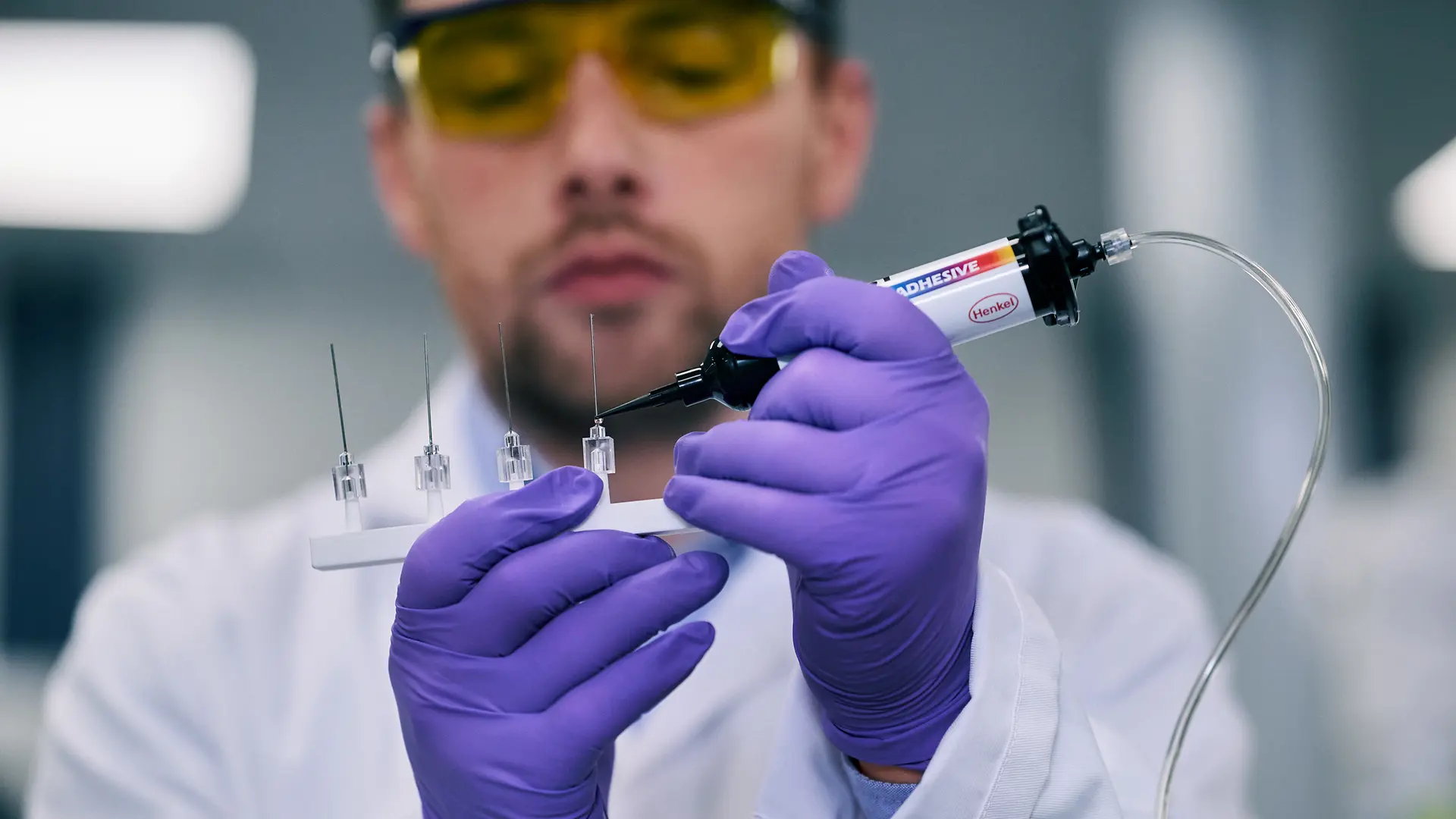 
Henkel präsentiert die nächste Generation lichthärtender Klebstoffe für die Fertigung von Medizinprodukten. 