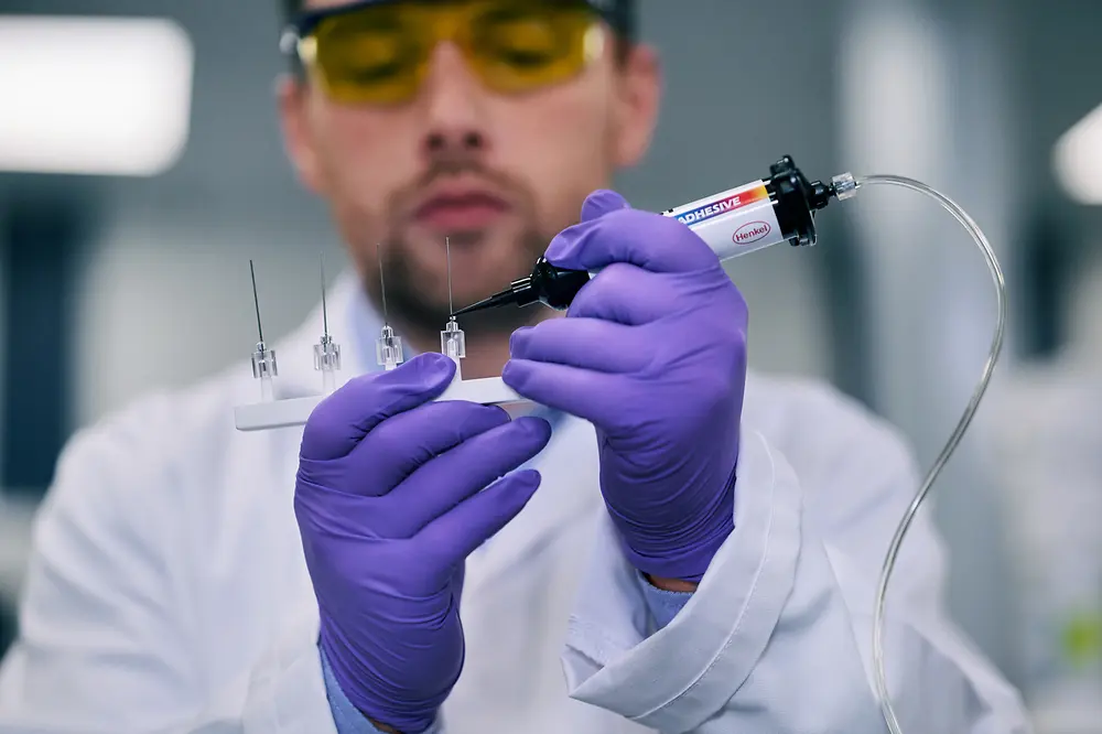
Henkel präsentiert die nächste Generation lichthärtender Klebstoffe für die Fertigung von Medizinprodukten. 