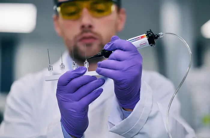 
Henkel präsentiert die nächste Generation lichthärtender Klebstoffe für die Fertigung von Medizinprodukten. 