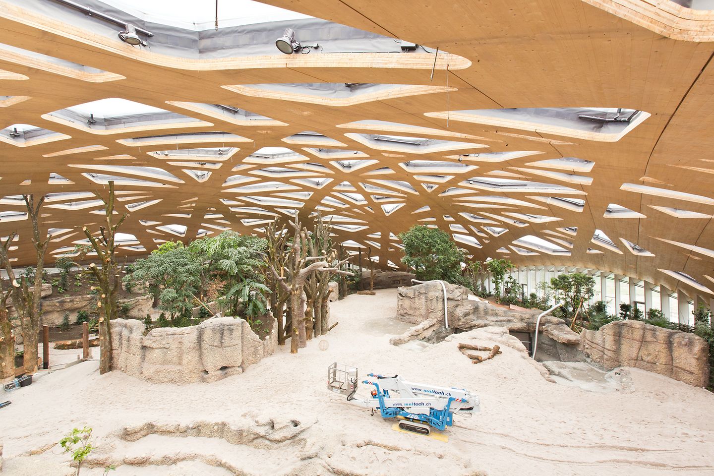 Die Dachstruktur des Elefantenhauses erinnert an das natürliche Blätterdach im Regenwald.